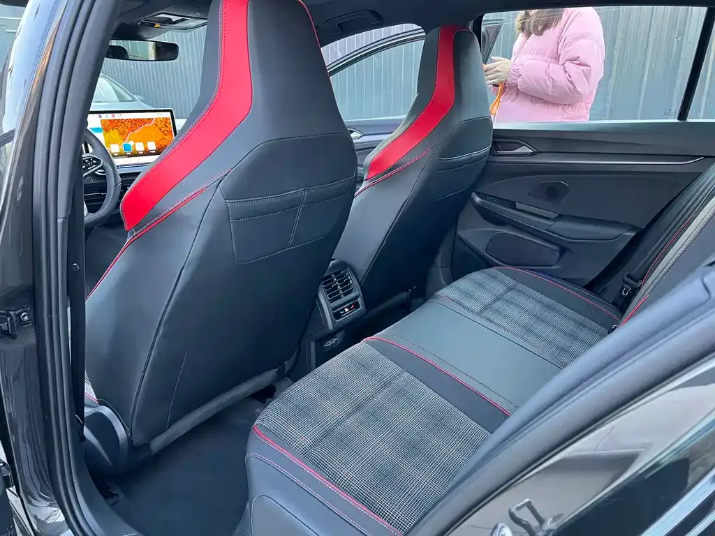 Volkswagen Golf GTI — фото 10