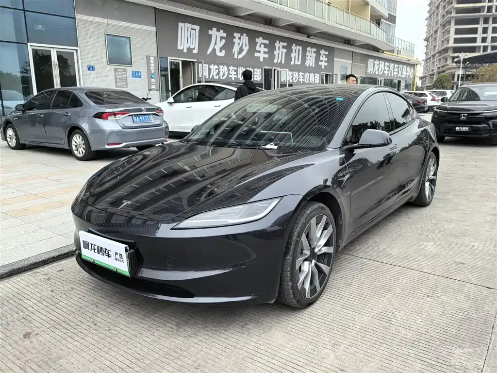 Tesla Model 3 — фото 1