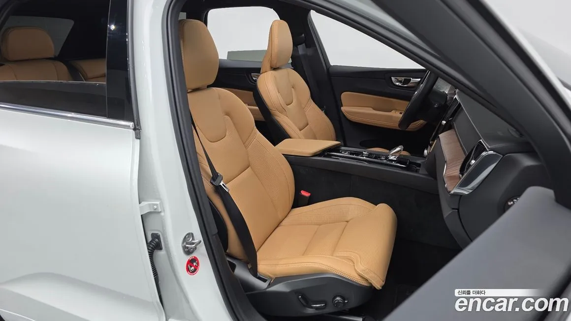 Volvo XC60 — фото 10