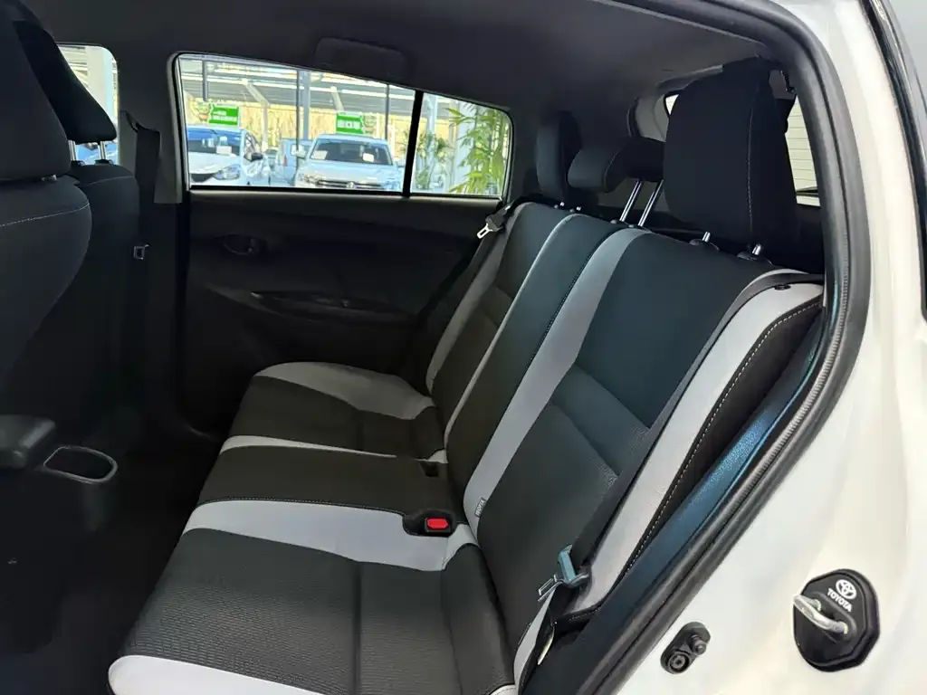 Toyota Yaris L — фото 10