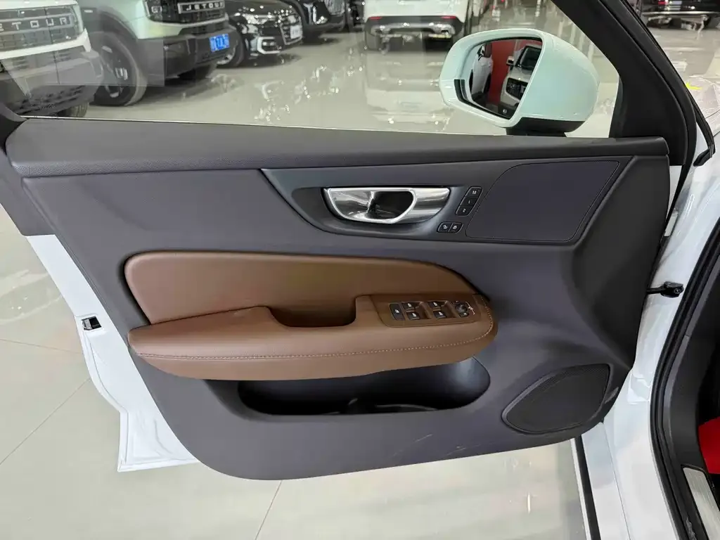 Volvo S60 — фото 10