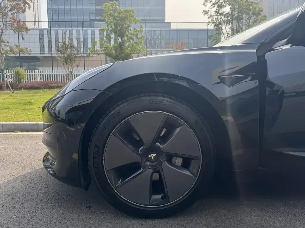Tesla Model 3 — фото 10