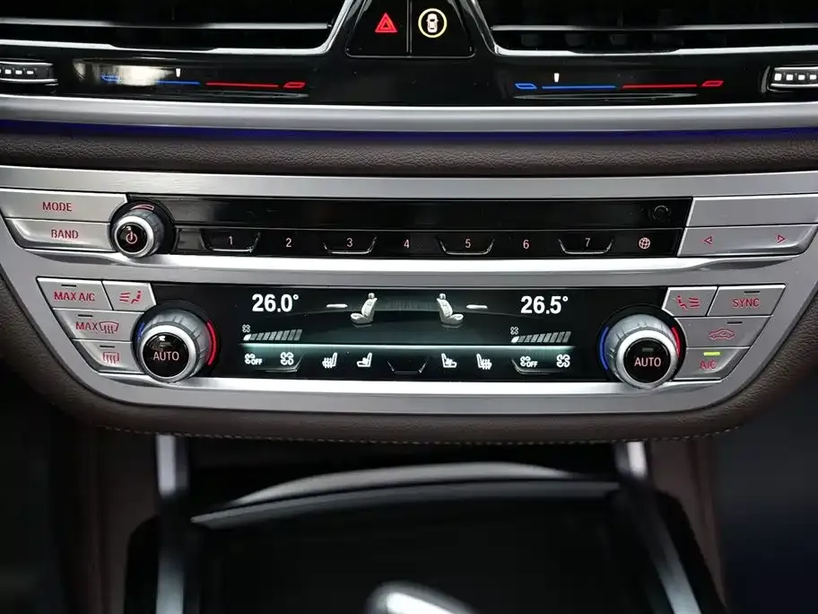 BMW 7 Series — фото 10