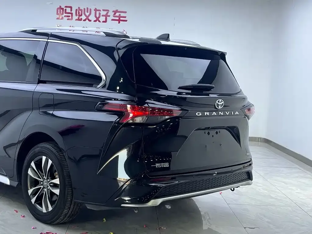 Toyota Granvia — фото 10