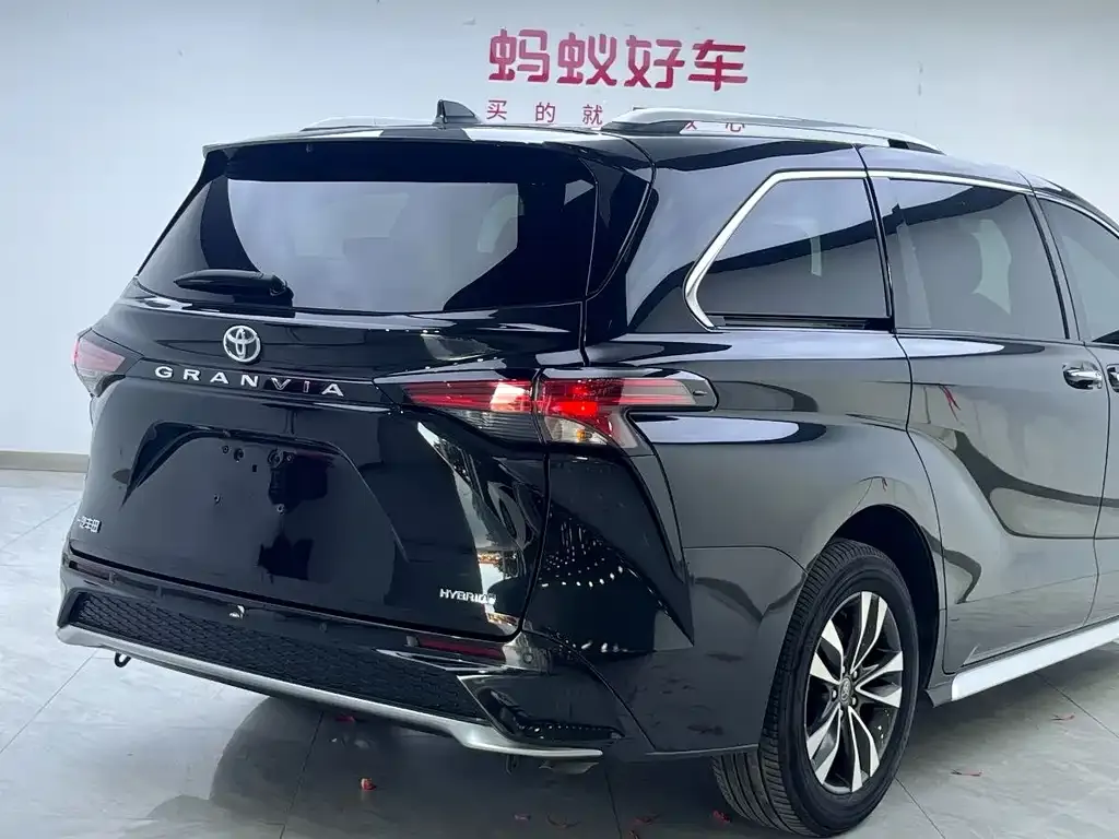 Toyota Granvia — фото 9