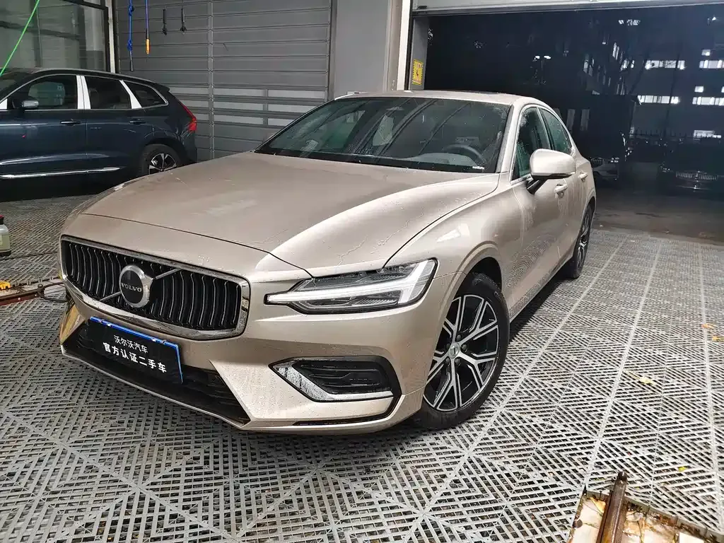 Volvo S60 — фото 1