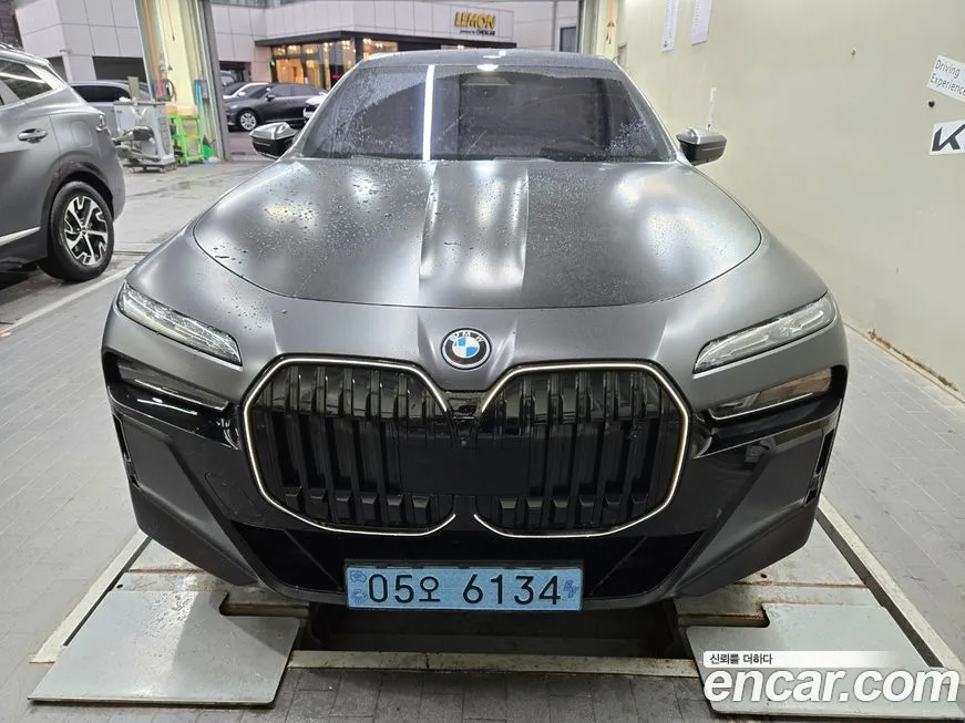BMW i7 — фото 1
