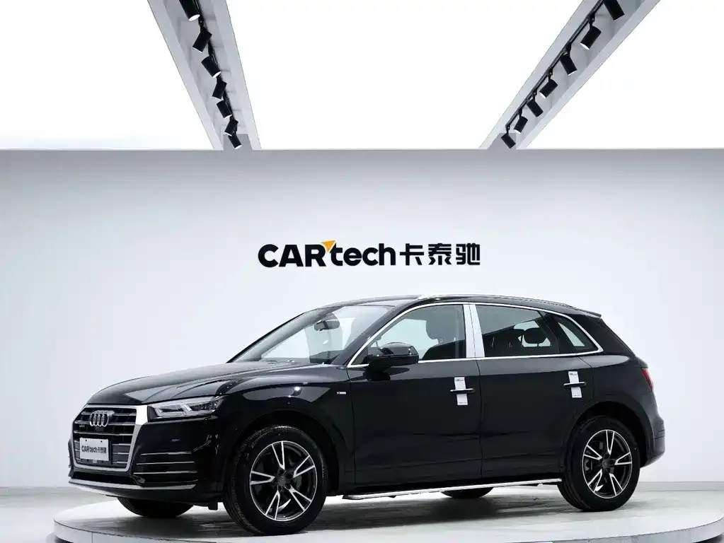 Audi Q5L — фото 1