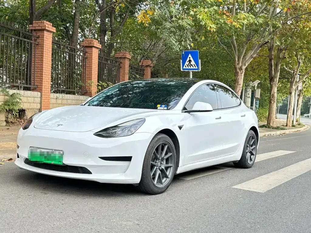 Tesla Model 3 — фото 1