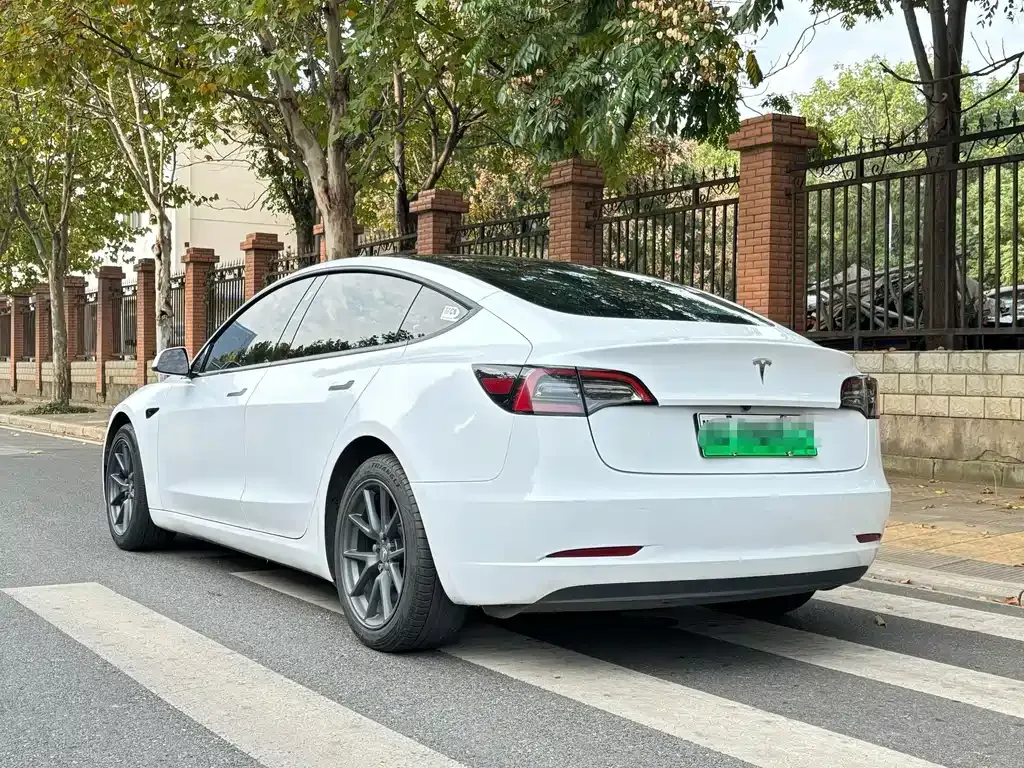 Tesla Model 3 — фото 7