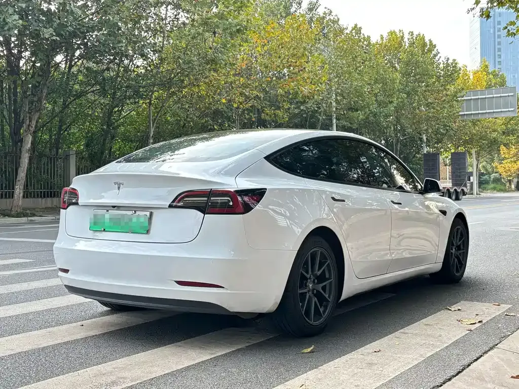 Tesla Model 3 — фото 9