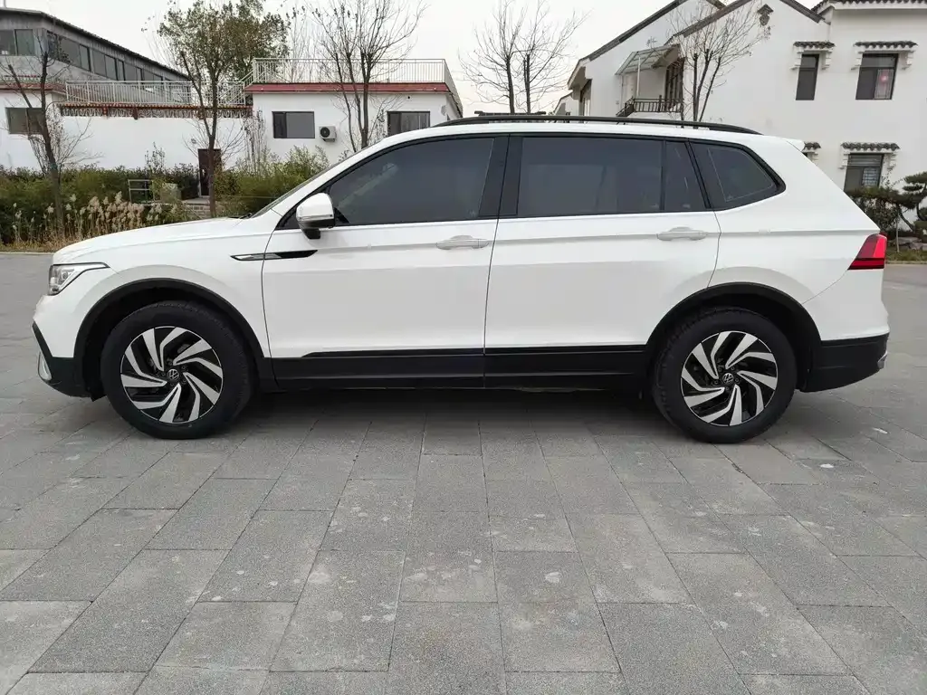 Volkswagen Tiguan L — фото 8