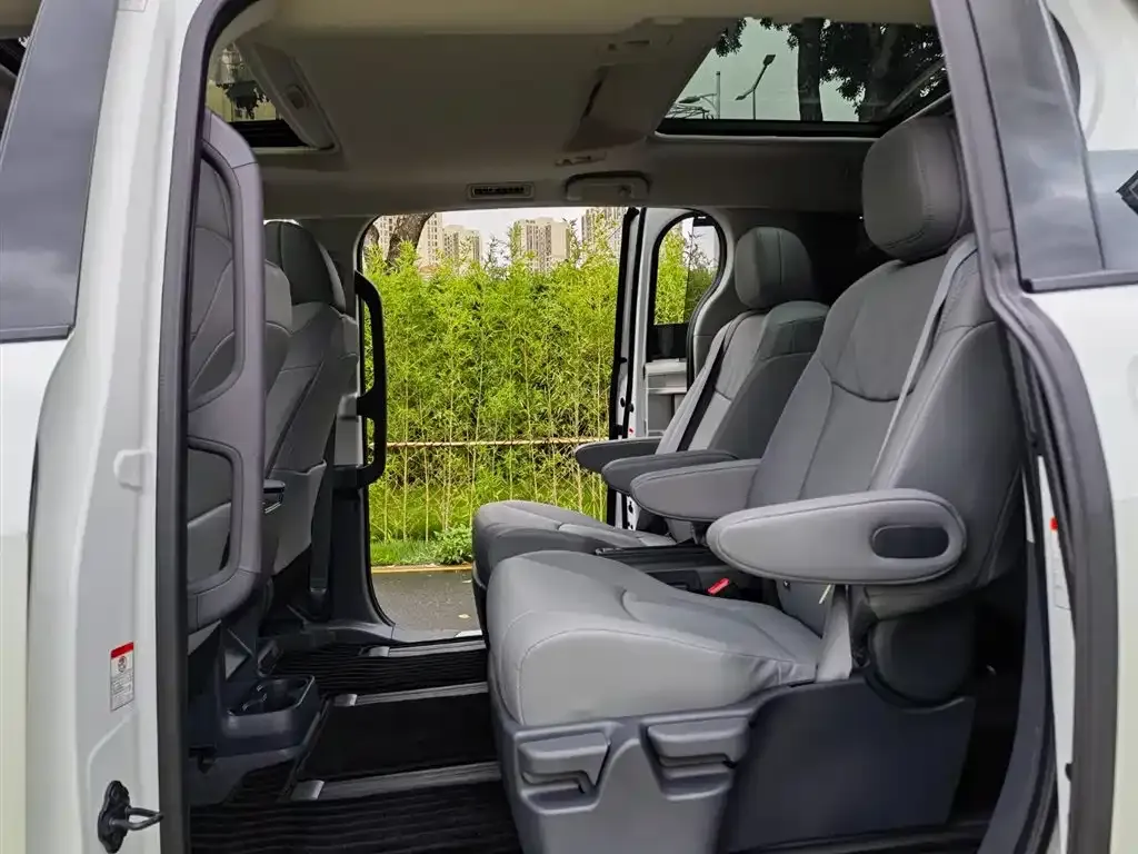 Toyota Granvia — фото 10
