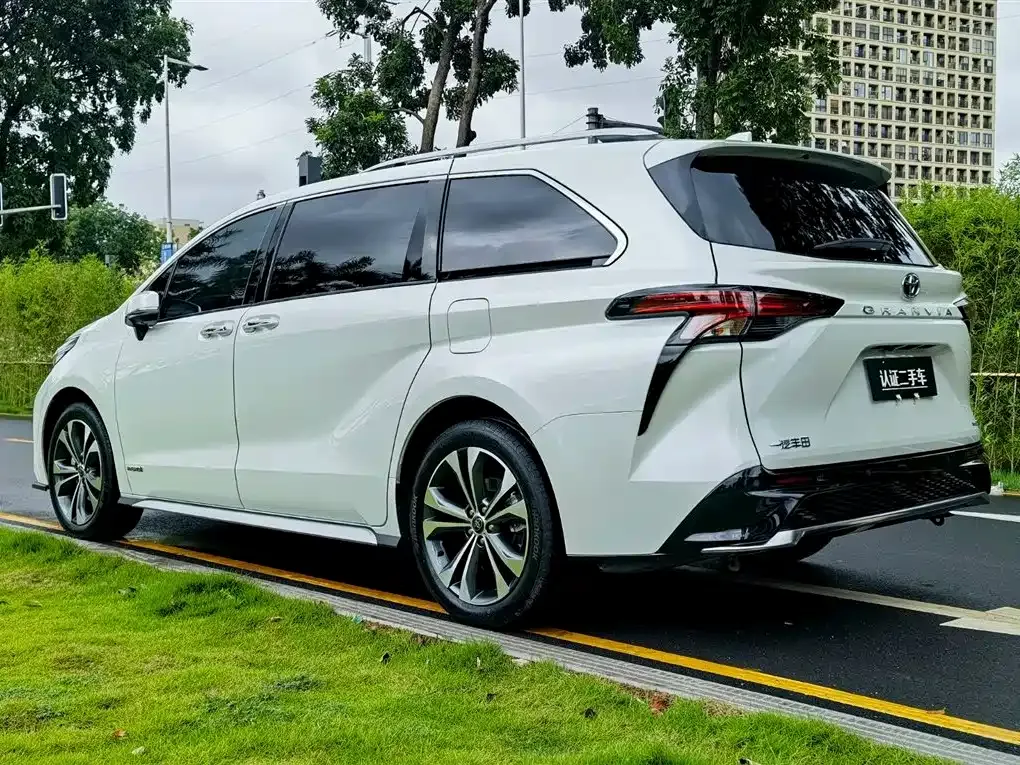 Toyota Granvia — фото 5