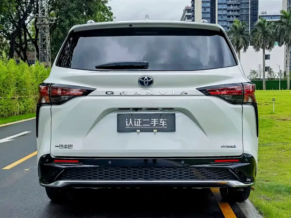Toyota Granvia — фото 6