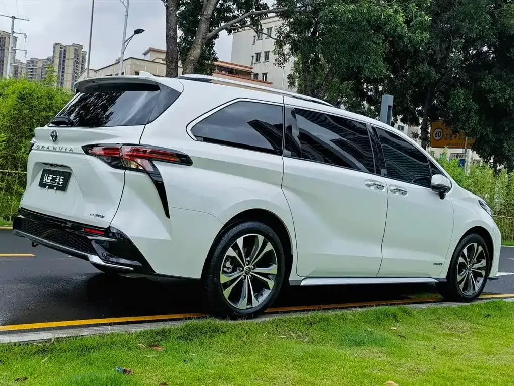 Toyota Granvia — фото 7
