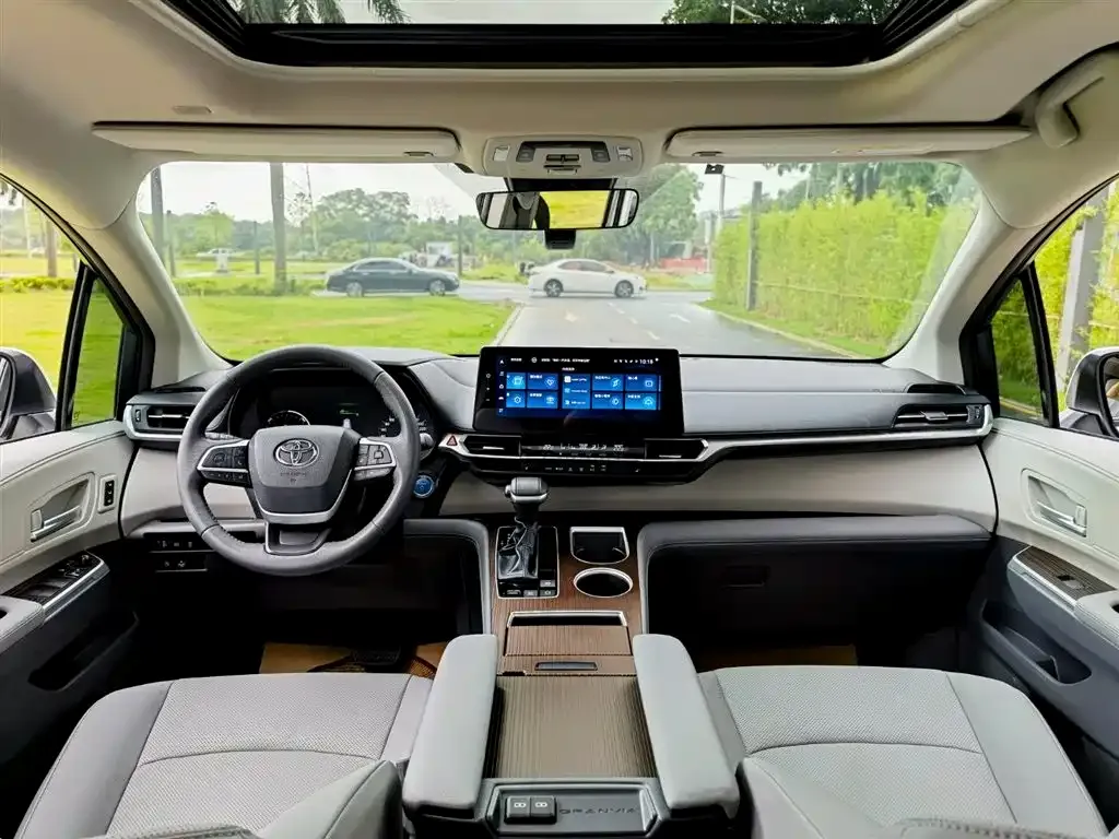 Toyota Granvia — фото 8