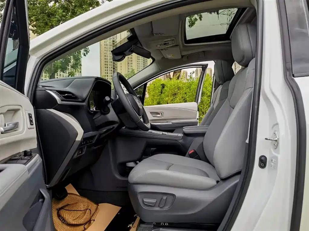 Toyota Granvia — фото 9