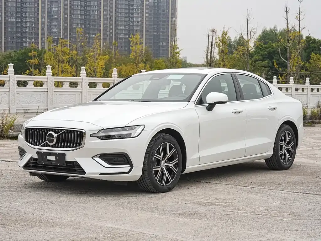 Volvo S60 — фото 1