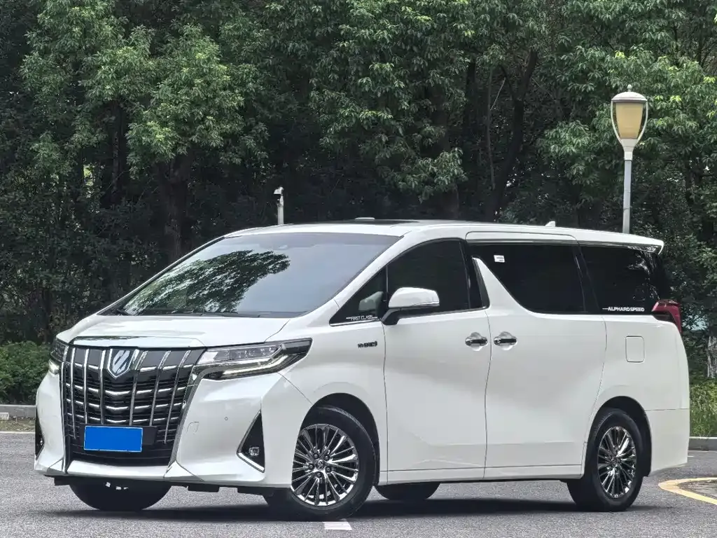 Toyota Alphard — фото 1