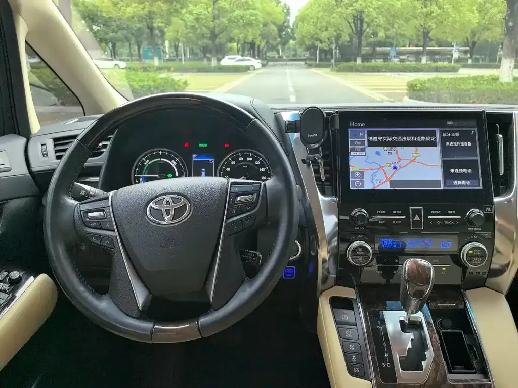 Toyota Alphard — фото 10