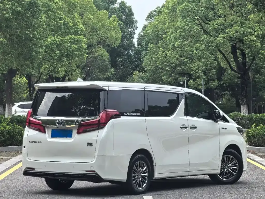 Toyota Alphard — фото 3