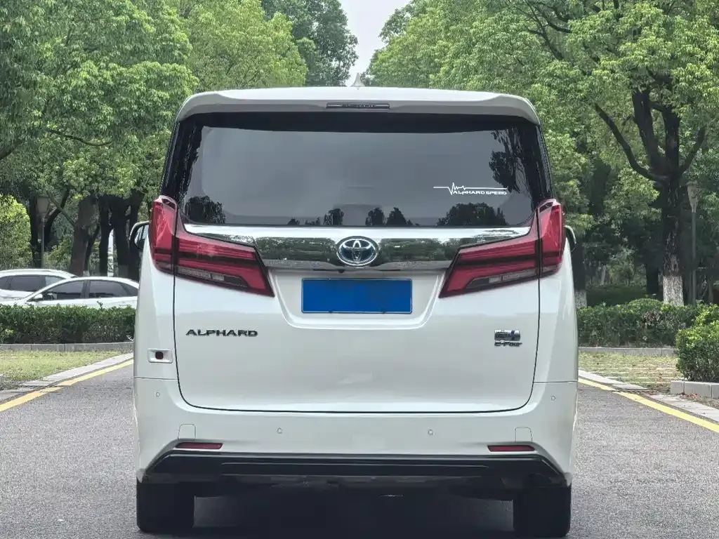 Toyota Alphard — фото 4