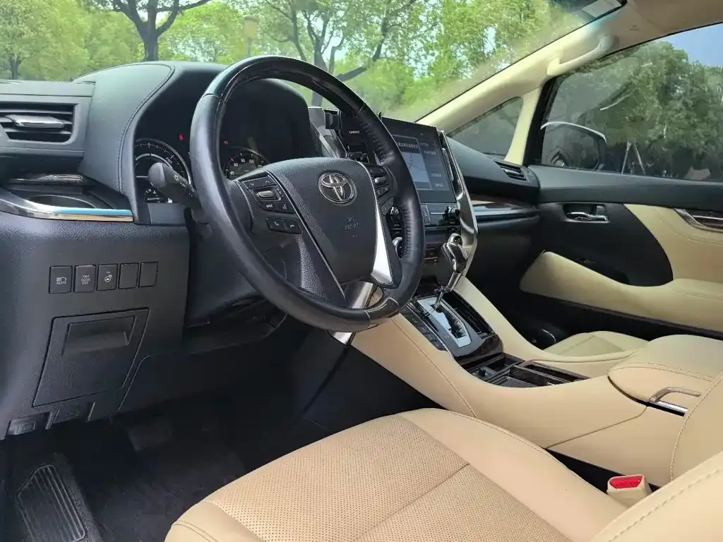 Toyota Alphard — фото 7