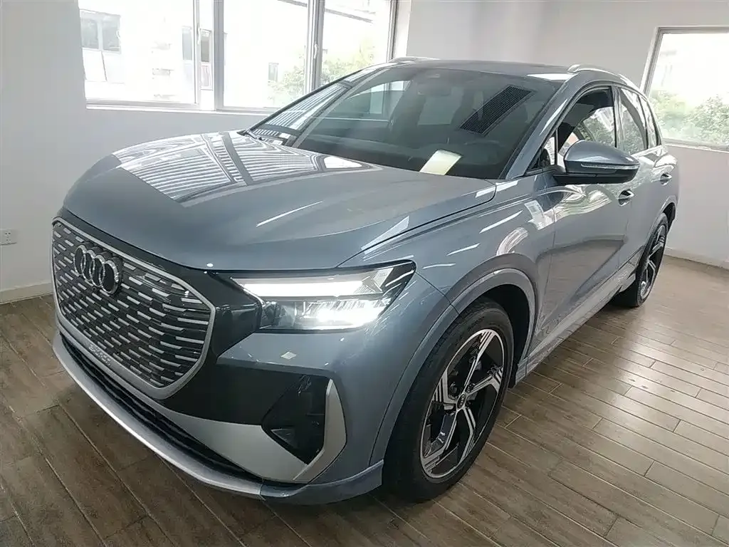 Audi Q4 e-tron — фото 1
