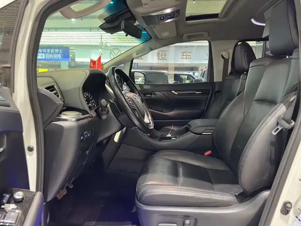 Toyota Vellfire — фото 10