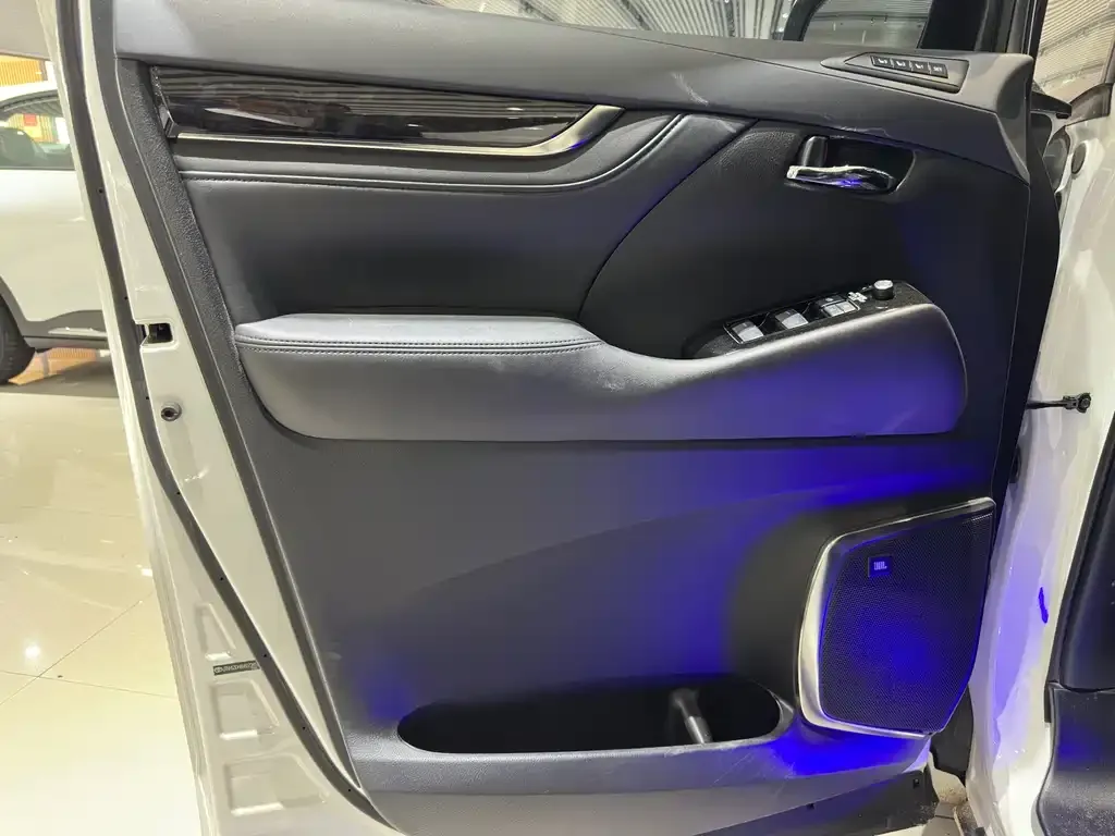 Toyota Vellfire — фото 8