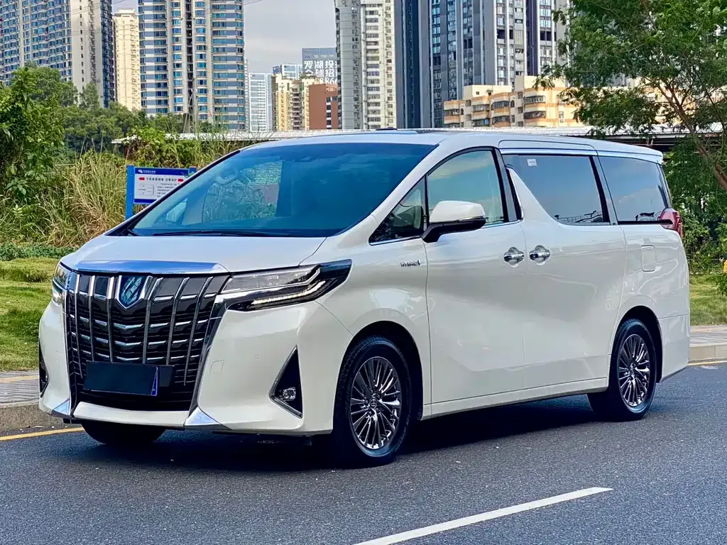 Toyota Alphard — фото 1