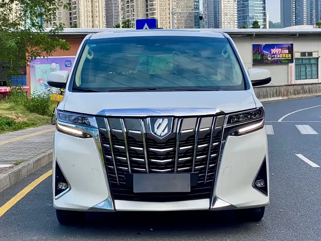 Toyota Alphard — фото 2