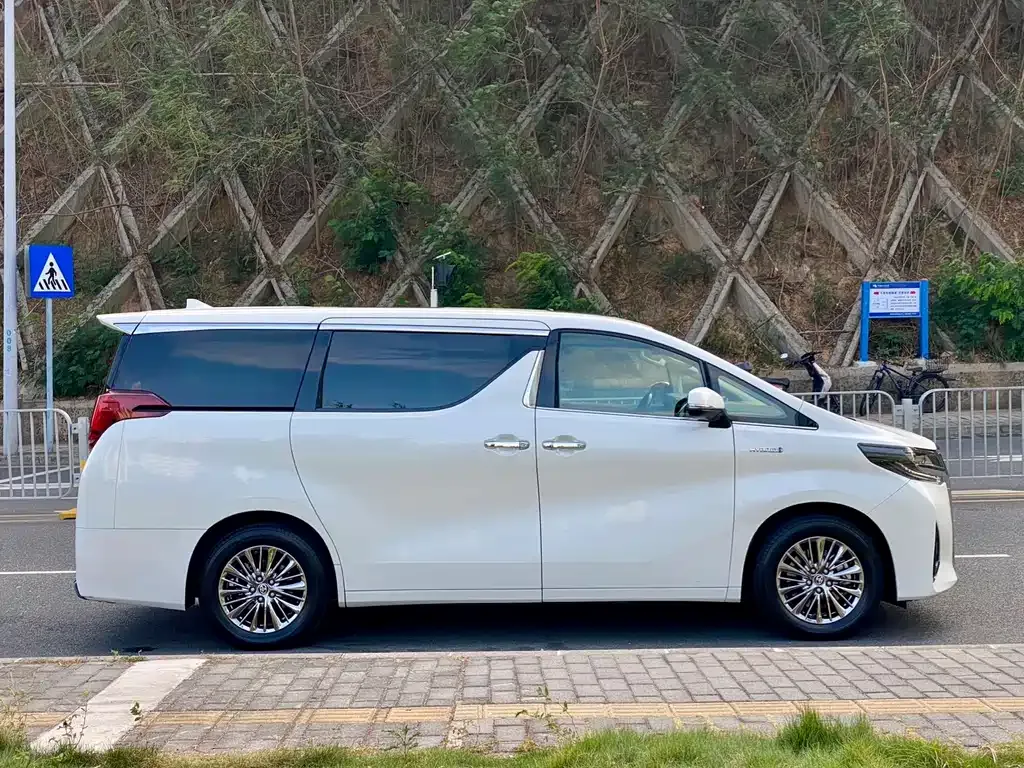 Toyota Alphard — фото 4