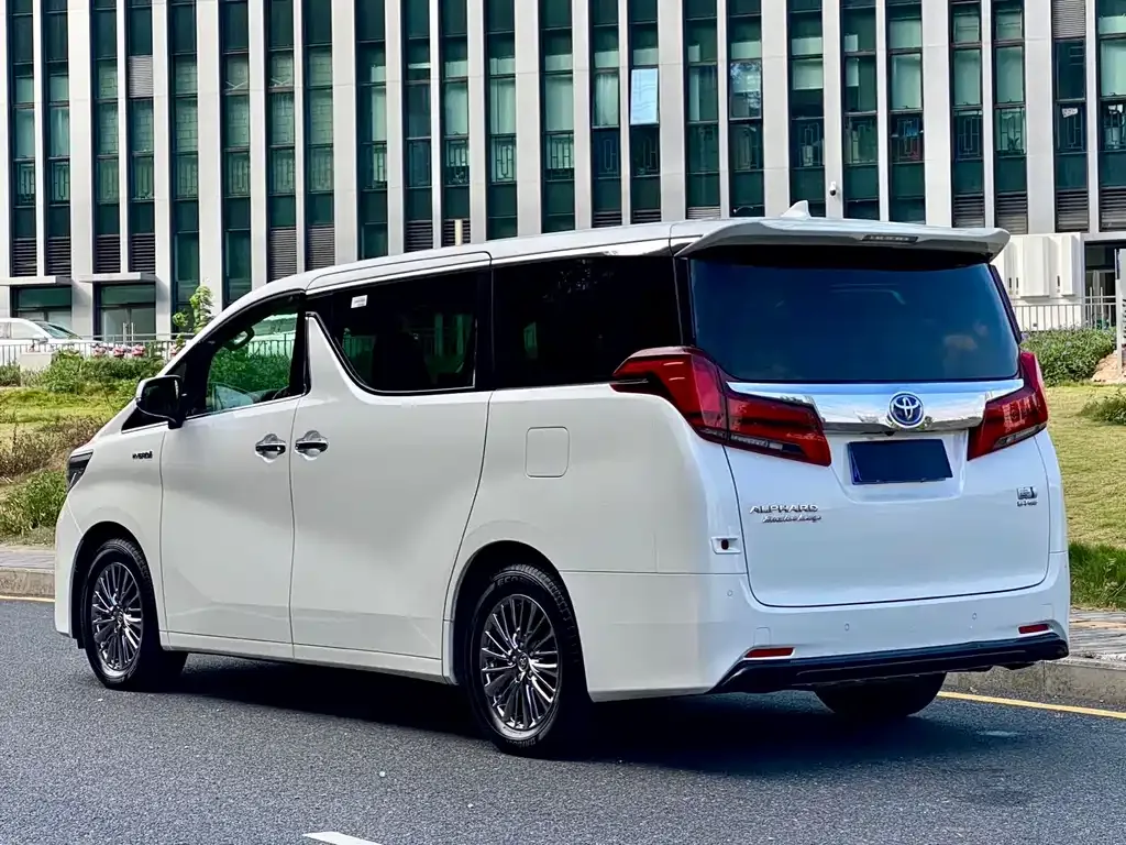 Toyota Alphard — фото 5