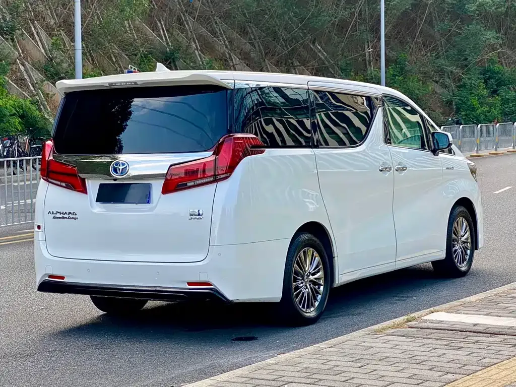 Toyota Alphard — фото 7