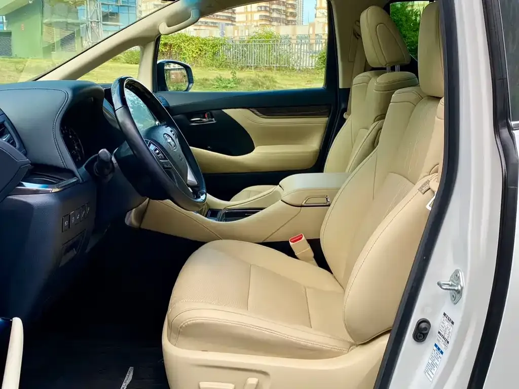 Toyota Alphard — фото 9