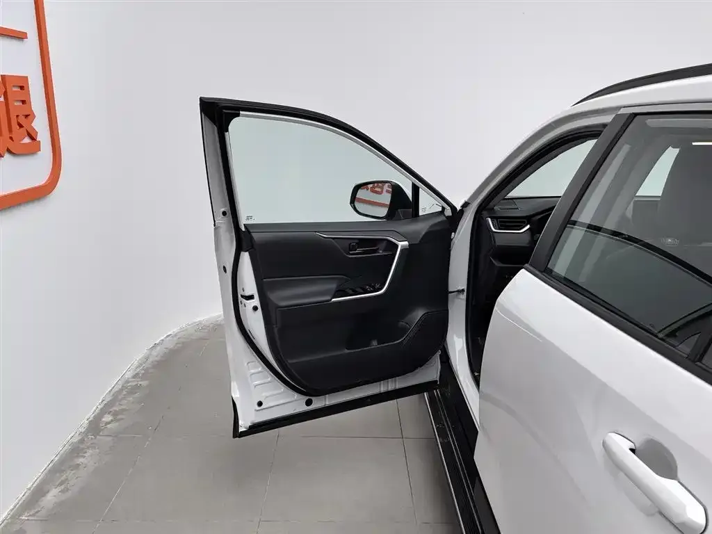 Toyota RAV4 — фото 8