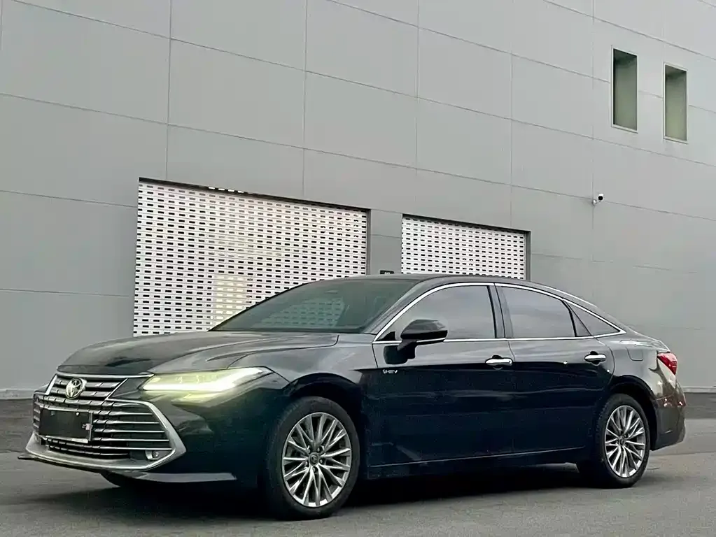 Toyota Avalon — фото 1
