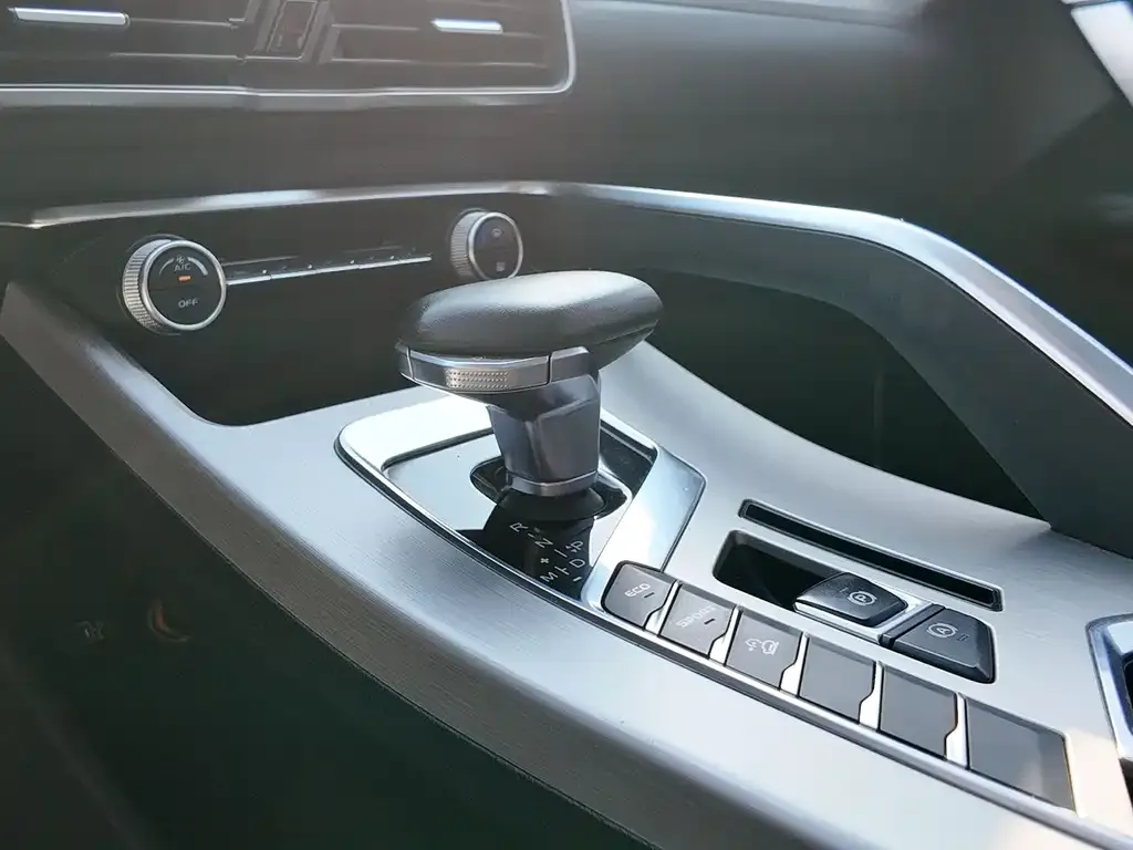 Geely Binyue — фото 10