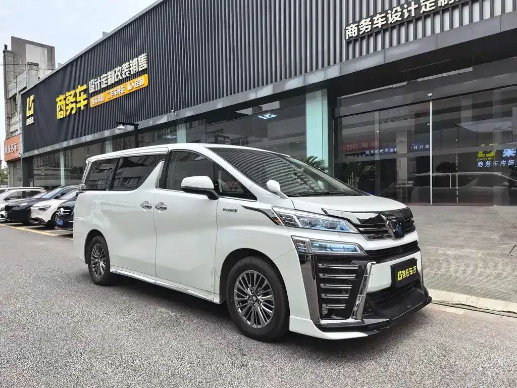 Toyota Vellfire — фото 1