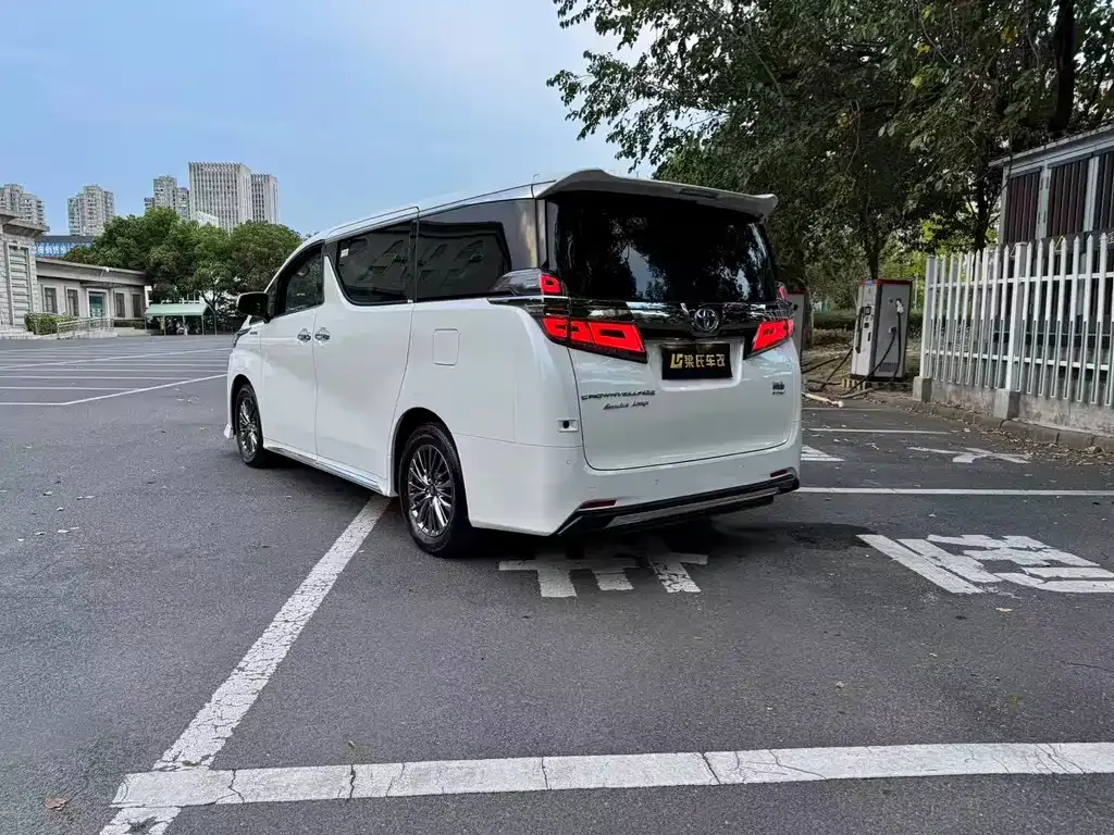 Toyota Vellfire — фото 4
