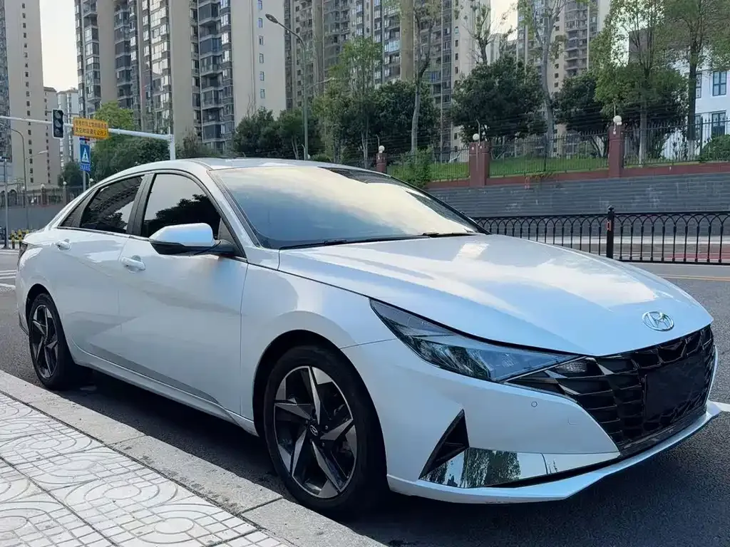 Hyundai Elantra — фото 1