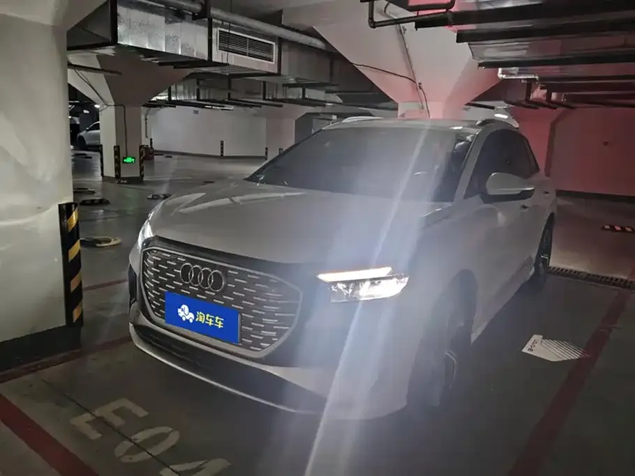 Audi Q4 e-tron — фото 1