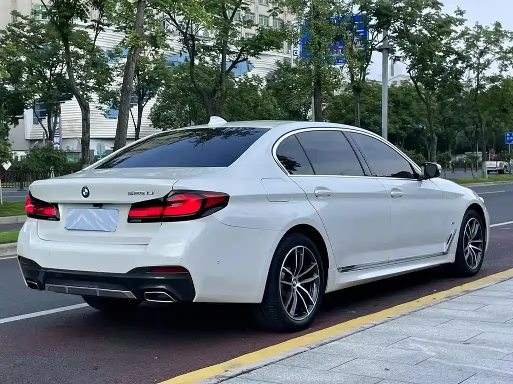 BMW 5 Series — фото 6