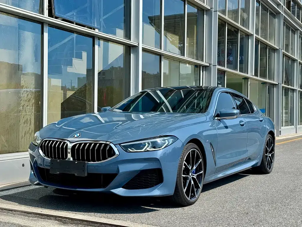 BMW 8 Series — фото 1