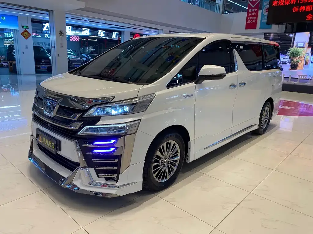 Toyota Vellfire — фото 1