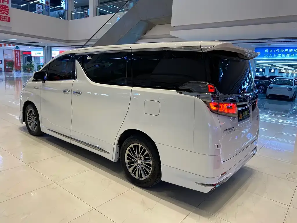 Toyota Vellfire — фото 6