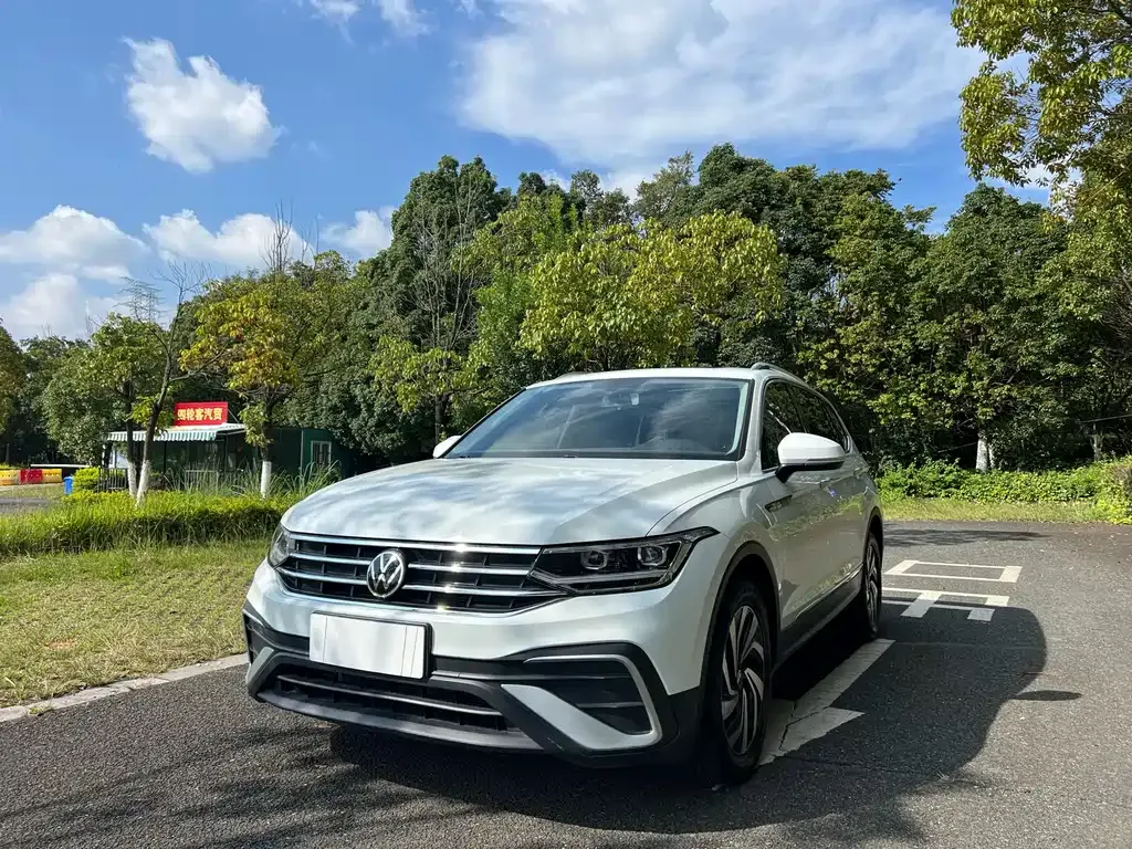 Volkswagen Tiguan L — фото 1