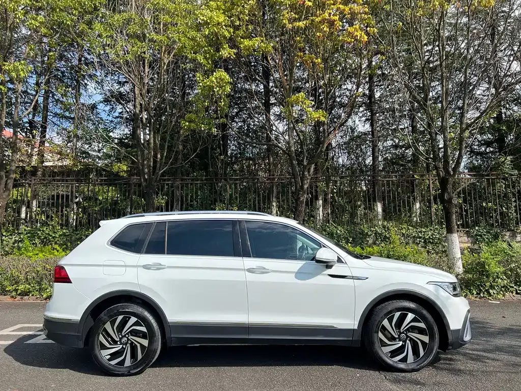 Volkswagen Tiguan L — фото 7